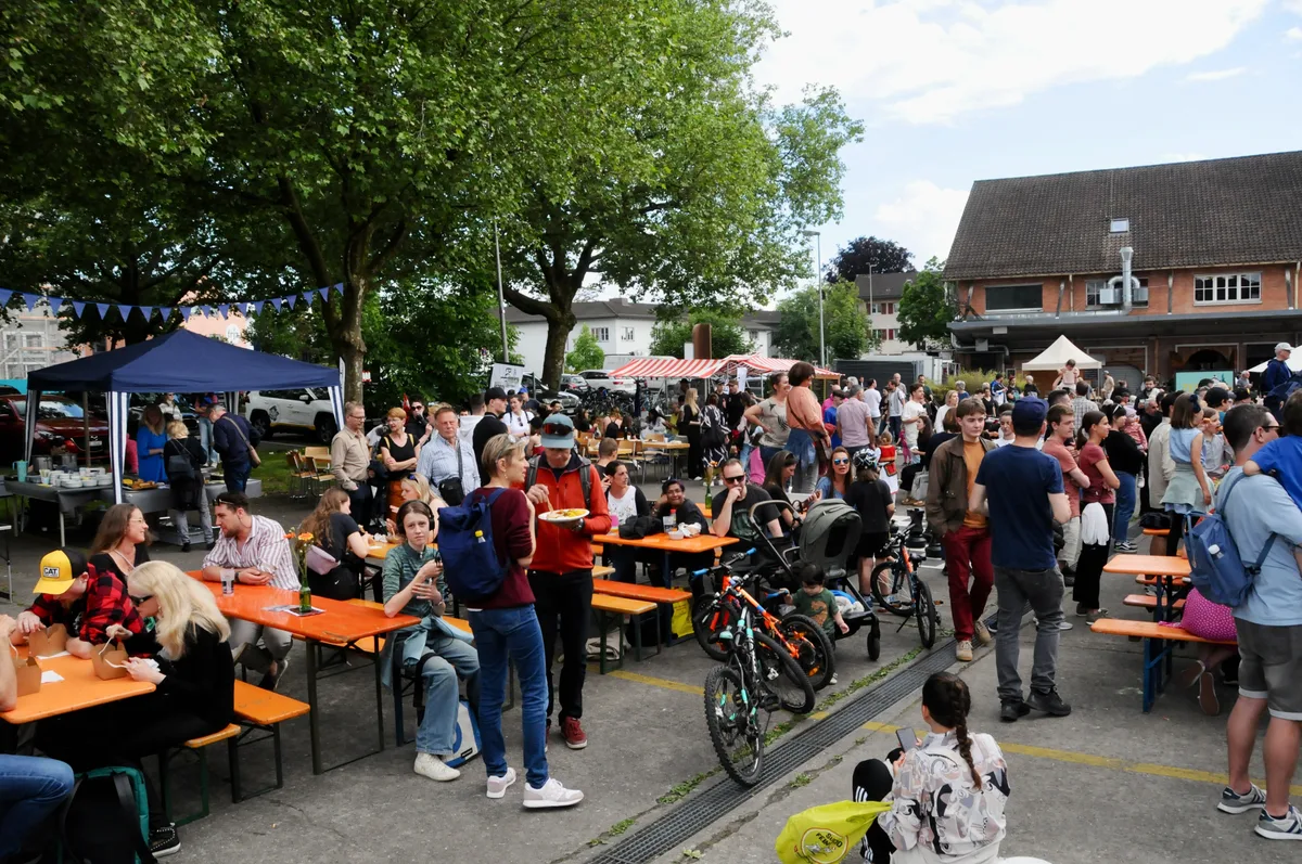 Man sieht viele Leute am Zeughausfest.